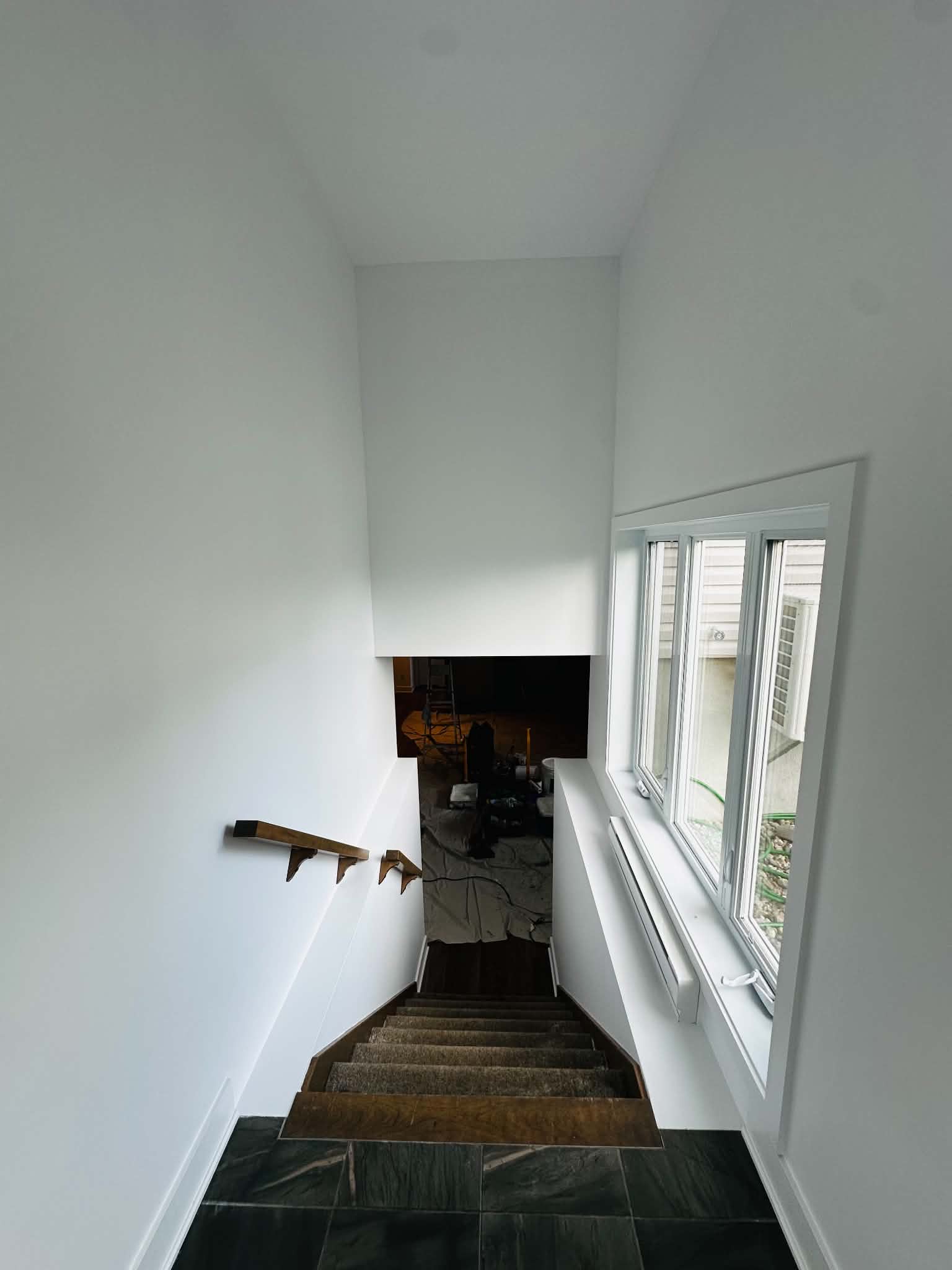 Cage d'escalier peinte en blanc